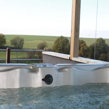 In With Jacuzzi, Cleaning Included Vaux-sur-Sure